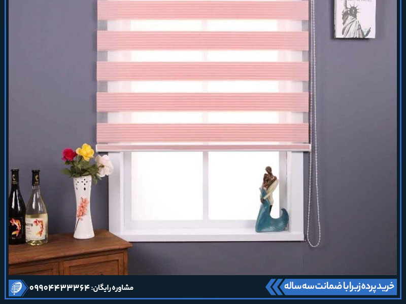 راهنمای خرید پرده زبرا + آشنایی با انواع و بررسی مزایا و معایب 3 عکسی از پنجره ای با پرده زبرا پلیسه
